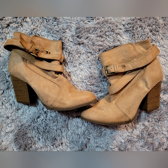 Charlotte Russe faux suede wedge heel ankle boots size 8 - Picture 2 of 4